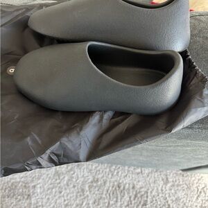 YZY SL-01 size 6 men’s women’s 8 NEW